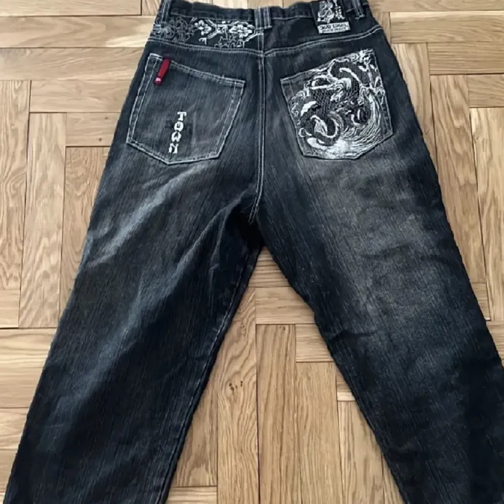 Hej! Säljer mina sjukt snygga jeans som är i fint men använt skick. Byxorna är av bra kvalite och mönstret där bak ser riktigt bra ut! Hör gärna av dig vid intresse!😊. Jeans & Byxor.