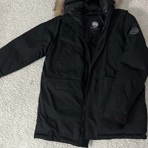Canada Goose jacka i riktigt bra skick 10/10 oanvänd och sälja billigt - Canada goose jacka i storlek XL passar L också sitter riktigt fint och använd bara 1 gång, 10/10 skick.