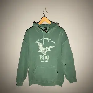 Grön hoodie från Urban outfitters. Inga större defekter men använd. Hör av dig vid funderingar!