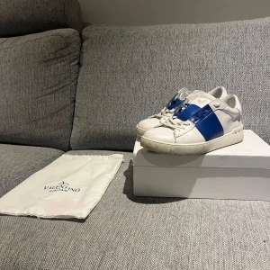 Valentio skor - Säljer mina valentino skor då de är för små och nästan aldrig kommer till användning. Skorna är köpta här på Plick och har pyttelite slitage och är i grymt skick! 