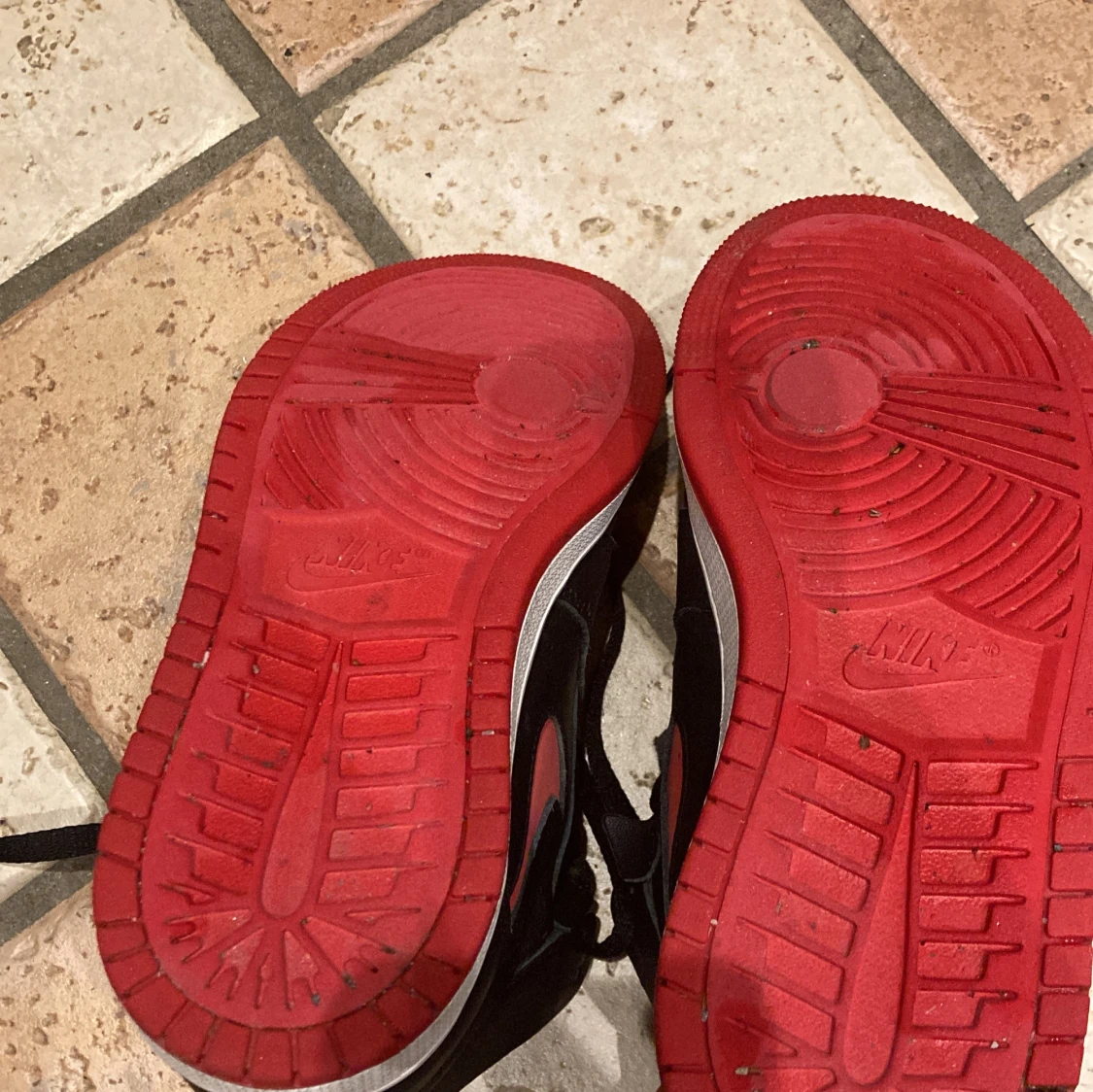 Ett par Nike Jordan skor. Höga storlek 36.5 - 91