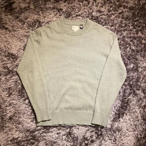 H&M Essentials Stickad Tröja  - H&M Essentials Stickad Tröja Grön | Skick 9/10 | Storlek M | Skicka frågor vid funderingar om plagget | Köpare står för frakten 