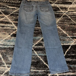 Vintage jeans  - De är i bra skick. Hade köpt dem begagnad men var lite för stora på mig. Utsvängda, snygga bakfickor med fina detaljer.