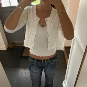 Vit trekvartsärmad kofta/topp - Vit stickad topp med detaljer från park lane i storlek S. Fint skick. Använd gärna köp nu!