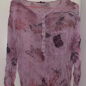 Blus - Lila, genomskinlig fjärilsblus🦋💜
