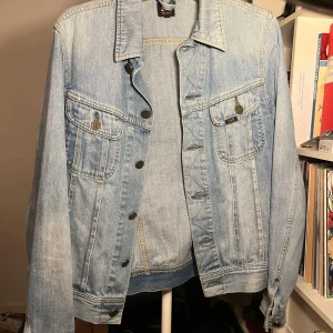 Lee Jeans - Rider Jacket - Medium - Lee rider jacka i storlek medium. Tvättad blå färg, små slitningar vid ärmarna. Bra skick i övrigt.  Nypris: 799 kr  Mitt pris: 199 kr