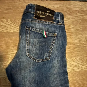 Jacob cohen jeans - Säljer ett par Jacob cohen jeans med slitningar, dem är i väldigt bra skick