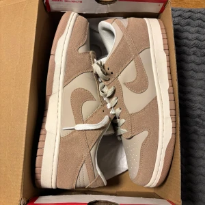 Nike dunks - Fina helt nya Nike dunks i storlek 43 Kan gå ner i pris vid snabb affär!