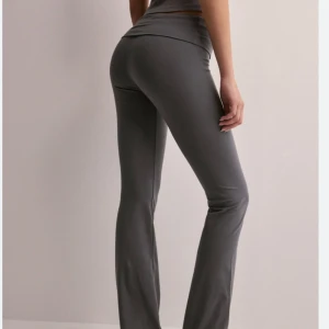 Gråa Yoga pants - Säljer mina snygga gråa yoga pants från Nelly då dem inte kommer till användning. Storlek Xs men passar mig bra som har S för det mesta. Har använts en del och därför säljer jag dem billigt !!💓använd gärna köp nu och ge prisförslag💓