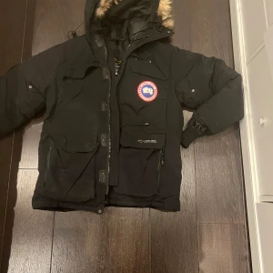 Canada goose jacka - Säljer den här fina goose jackan. De va en present till mig men jag har använt den väldigt lite