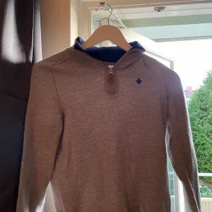 Morris halfzip - Tröjan är i 100% merinoull så väldigt bekväm. Storlek M men har krympt så XXS nu. Nypris 1200kr. Tveka inte på att skriva vid funderingar