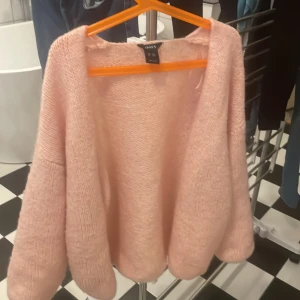 Rosa stickad kofta från Lindex - Säljer denna populära rosa stickade koftan från Lindex i storlek XS/S. Säljs för att jag ska köpa i en annan färg