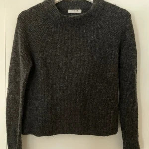 Mörkgrå stickad tröja från Pieces - Säljer en supermysig mörkgrå stickad tröja från Pieces. Tröjan har långa ärmar och en klassisk rund halsringning. Passar perfekt till både jeans och kjol. 🖤