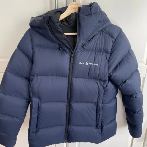 Vinterjacka - Snygg vinter jacka i jätte bra skick använd sparsamt I Dunn så den är jätte varm