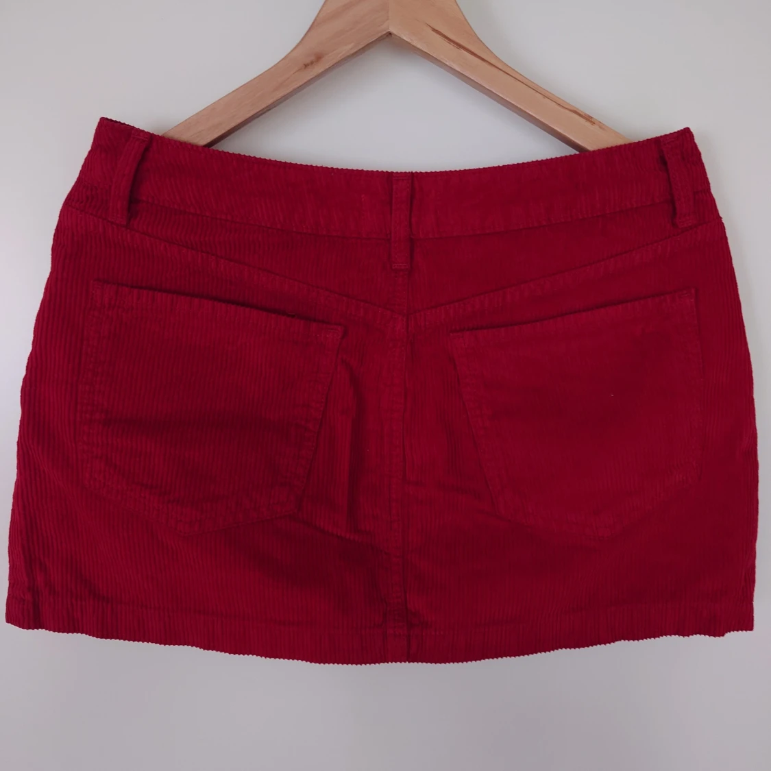 Vinröd minikjol i manchester  - 92