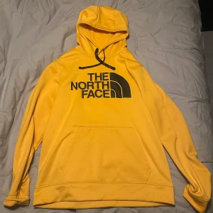 The north face hoodie fleece - Mycket bra skick.  Obs: mer orange-gul i verkligheten 😊