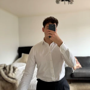 Stenströms skjorta i vit färg - Vit skjorta från Stenströms i storlek 40/M, slim fit. Superfin kvalitet. Kan användas som vanliga skjorta eller en oversized boyfriend shirt. Säljs pga för liten i storleken för mig. Jag använder storlek 42/L numera.