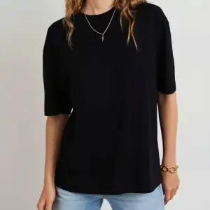 säljer en basic svart t-shirt ifrån ginatricot! 😇prislappen kvar, aldrig använd och i nytt skick! jag står inte för frakten och gör inga returer. 💘🥰