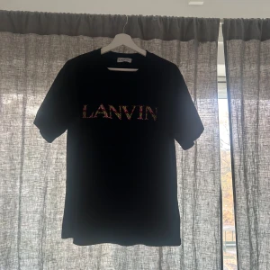 Lanvin T-shirt  - Skön tisha från lanvin med nypris på cirka 4 lax.  Passar S/M