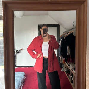 Korallfärgad jacka - Oversized jacka med häftigt mönster, se senare bilder. Den har även otroligt fina knappar. Använd av mig max en gång, kanske inte alls. Jackan är i mycket gott skick.