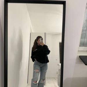 jeans  - jeans som inte kommit till någon användning bara legat i garderoben stl 34, dom har även en liten slits.