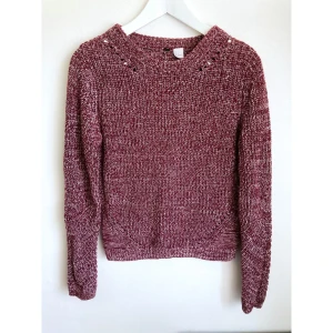 Röd & vit stickad tröja, S, bomull, klassisk, mörkröd, vinröd - Stickad tröja i mörkrött och vitt, detaljstickningar på sidor, ärmar och vid ringningen. Lätta noppor främst utmed ärmarna och sidorna. Storlek (EU): S, bröstvidd: 46,5 cm, axelbredd: 38 cm, längd fram från axeln: 51 cm. Ärmlängd: 67 