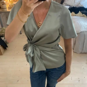 Blus - SUPERSNYGG!! Tryck gärna på köp nu❤️❤️passar alla eftersom man kan skystera❤️❤️