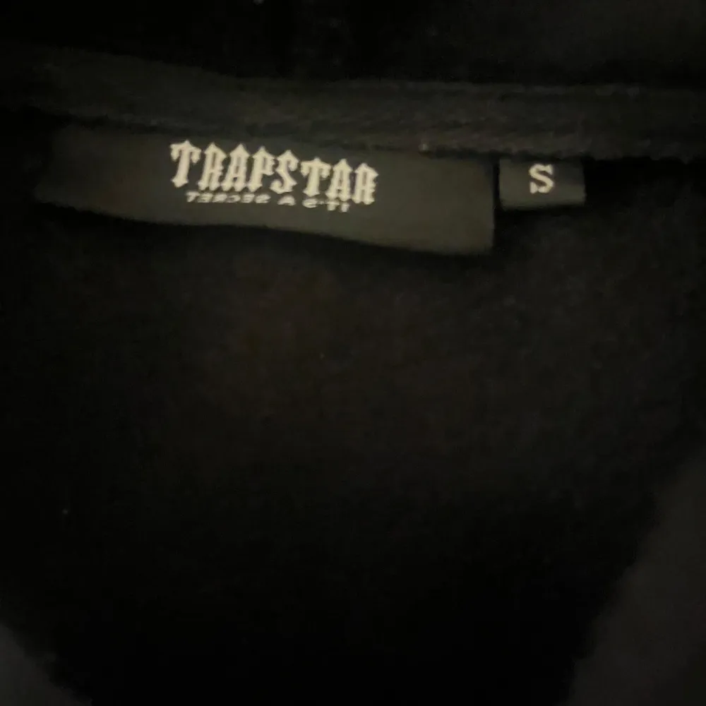 Skön och fin Trapstar Hoodie använt några gånger liten på mig därför säljer jag den nu. . Hoodies.