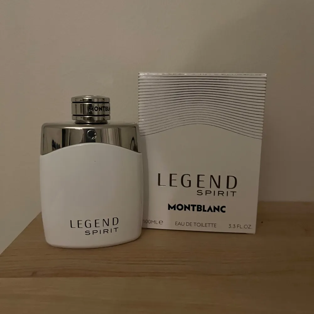 Säljer en helt ny populär legend spirit parfym från montblanc. Köpt på NK för några dagar sedan för 900kr. Otroligt god och fräsch doft. 100ml i flaskan.. Parfym.