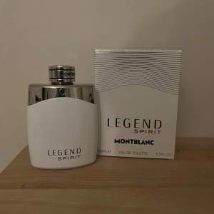 Säljer en helt ny populär legend spirit parfym från montblanc. Köpt på NK för några dagar sedan för 900kr. Otroligt god och fräsch doft. 100ml i flaskan.