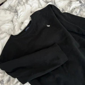 Svart tröja från Polo Ralph Lauren - svart tröja från Polo Ralph Lauren i storlek XS. B = 40cm. L = 50 cm. Oanvänd. Skulle även passa någon i S. 