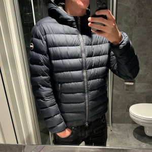 Colmar jacka  - En schysst marinblå colmar jacka som är perfekt till hösten/ vintern. Jackan är i bra skick och köptes ny för 4000kr.