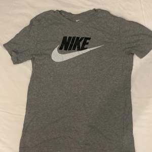 Nike t-shirt. Snygg, ok skick inga skador.