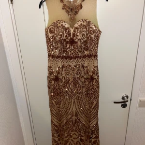 Jätte fin och elegant festklänning till bröllop och förlovningar 💓 - En super fin klänning till både bröllop och förlovningar helt ny och oanvänd figur syd och från Turkiet hade passat så bra på brudparets nära familj super unik indiskt tema på klänningen 💓