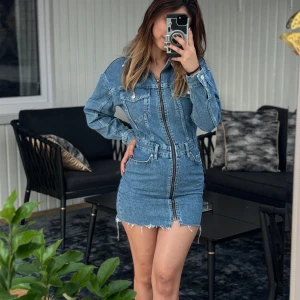 Jeansklänning från Bershka - Säljer en snygg jeansklänning från Bershka i storlek XS. Klänningen är fortfarande ny, utan prislapp! Denna är Perfekt för en casual look med fickor och en figursydd passform. Passar både till vardags och fest! Säljes pga felstorlek! 