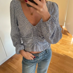 Blus - Superfin blommig blus från HM i storlek S! Nästan aldrig använd så superfint skick 🤍