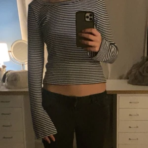  långärmad tröja  - super söt långärmad tröja med utsvängda armar! väldigt mjukt material och inga defekter❣️