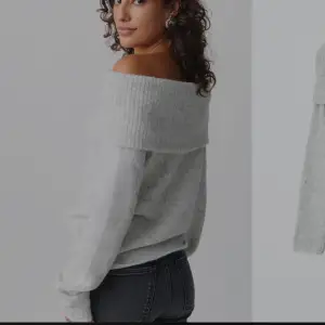 Tröja i mycket bra skick med lappen kvar. Jätte fin off shoulder tröja perfekt till hösten från gina tricot. Helt slutsåld på hemsidan! Säljer på grund av den ej kommer tilla ndvändning