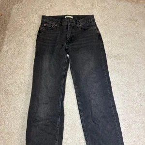 jeans  - säljer dessa lågmidjade jeans från gina tricot, skicka prisförslag!!!