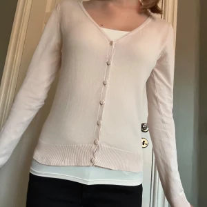 Beige kofta - Snygg kofta från H&M! Storlek 38 men passar också 34 & 36. Jättebra skick men kommer ej till användning 💛 Kontakta vid frågor!