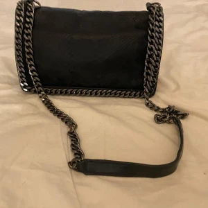 Svart zara väska - Svart zara crossbody väska med kedja, ganska stor, du får plats med ett a5 papper.