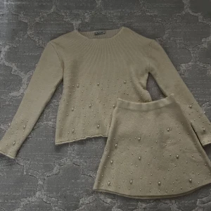 Oanvänd pärlig kjol och tröja set - Detta har aldrig blivit använd förut. Väljer att sälja den då jag inte har haft eller kommer ha någon användningen av den. Finns även i grå. Den är onesize men passar en människa som har s/m/l