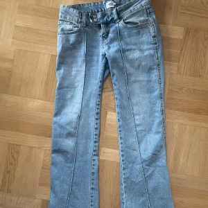Low waist Bootcut jeans - Säljer mina paris lågmidjade jeans som är slutsålda från lager 157! Dom är i bra skick och inte synliga tecken på användning. Storleken är S petite och passar perfekt på mig som är 160cm lång 