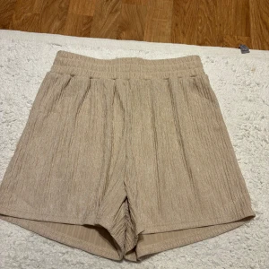 Shorts  - Oanvända shorts i storlek s. 