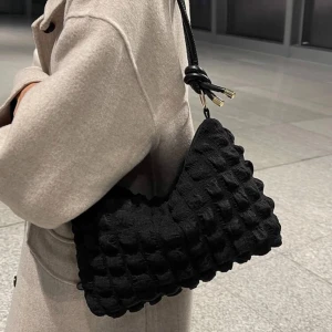 väska - använd fåtal gånger💓 säljs inte väskan för det satta priset så går den till den som har högst första bud💓