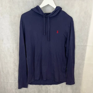 Ralph Lauren hoodie - Riktigt schysst raffe hoodie i storlek M. Modellen är 185. Väldigt fint skick.