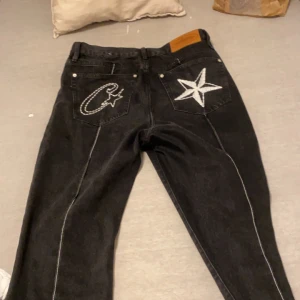 Corteiz denim jeans - Riktigt fina jeans, Och riktigt fin passform. Passar perfekt för dig som gillar streetwear.