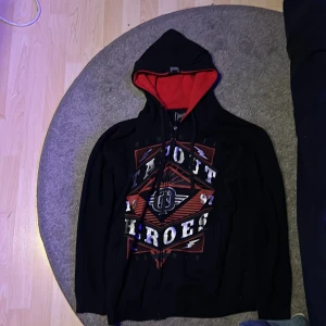 Tapout zip up hoodie - Inga fel alls säljer för behöver pengar. Ganska gammal fick den av min far som hade den tidigt på 2000 talet. Kom gärna med frågor eller bud 💛🔥pris går alltid att diskutera 