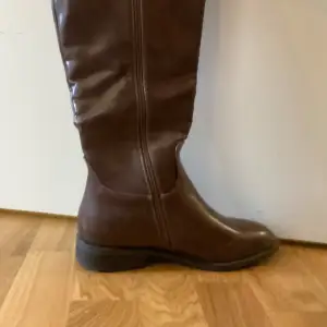 Nyskick Aldrig andvända Jättesnygga bruna boots Storlek 37 Märke Marquiiz