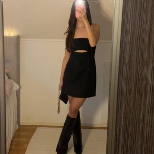 Svart klänning  - Svart mini klänning med cutout från zara. Helt oanvänd. 